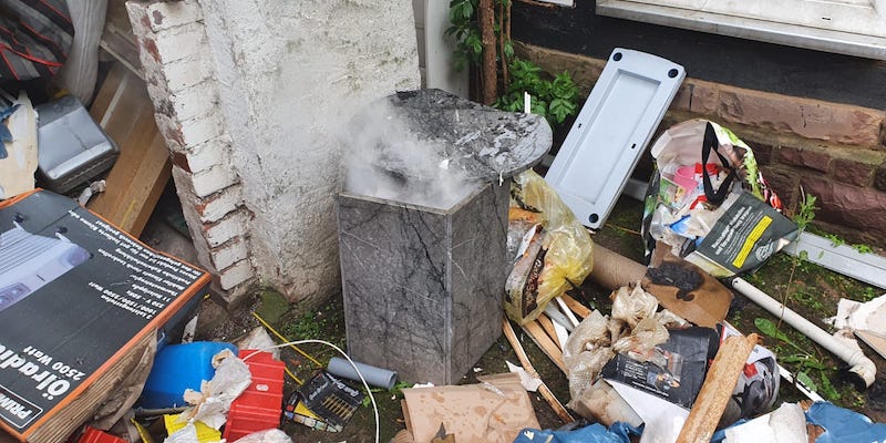 Brennender Sperrmüll in der Karlstraße - Feuerwehr Holzminden im Einsatz